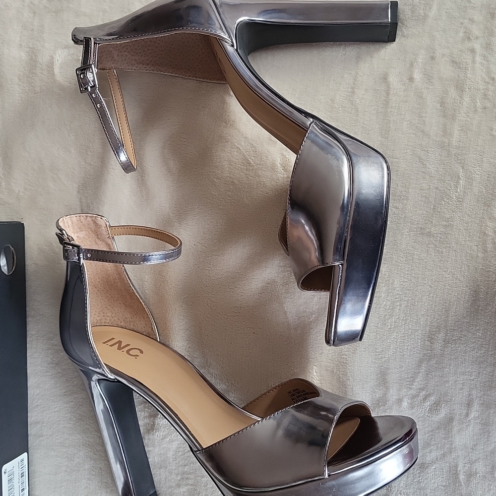 NINELP i.n.c pewter sandal size 10.5 NWT